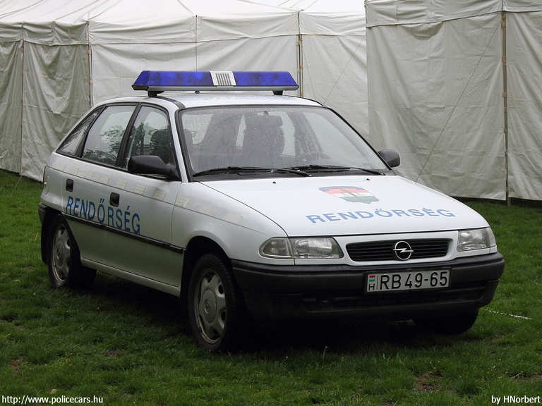 Opel Astra F, fotó: HNorbert
Keywords: rendőr rendőrautó rendőrség magyar Magyarország RB49-65 police policecar hungarian Hungary