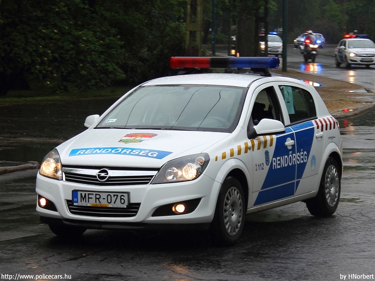 Opel Astra H, fotó: HNorbert
Keywords: rendőr rendőrautó rendőrség magyar Magyarország MFR-076 police policecar hungarian Hungary