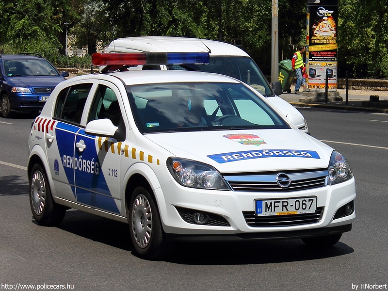 Opel Astra H, fotó: HNorbert
Keywords: rendőr rendőrautó rendőrség magyar Magyarország MFR-067 police policecar hungarian Hungary
