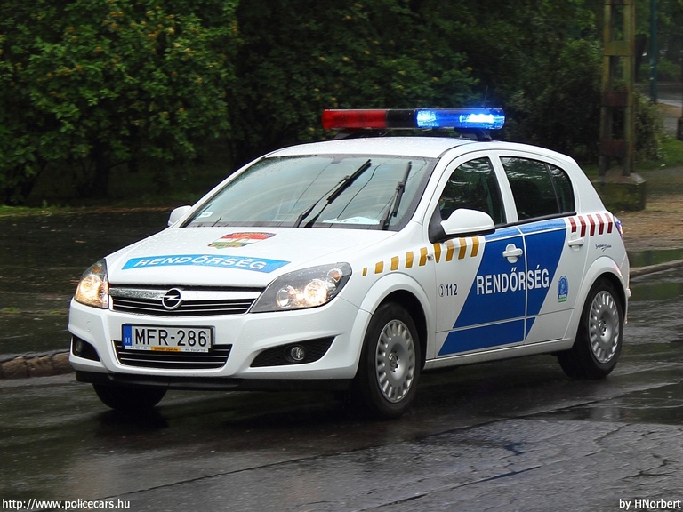 Opel Astra H, fotó: HNorbert
Keywords: rendőr rendőrautó rendőrség magyar Magyarország MFR-286 police policecar hungarian Hungary