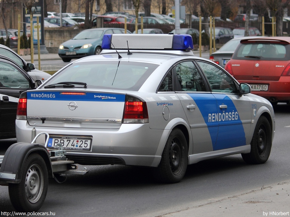 Opel Vectra C, fotó: HNorbert
Keywords: rendőrautó rendőrség rendőr magyar Magyarország RB74-25 police policecar hungarian Hungary