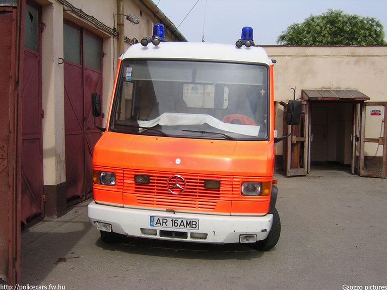 Mercedes, fotó: Gzozzo pictures
Keywords: román Románia mentő mentőautó