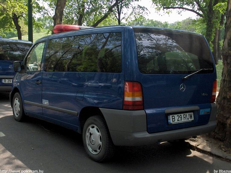 Mercedes Vito, fotó: Bbazsa
Keywords: román Románia rendőr rendőrség rendőrautó