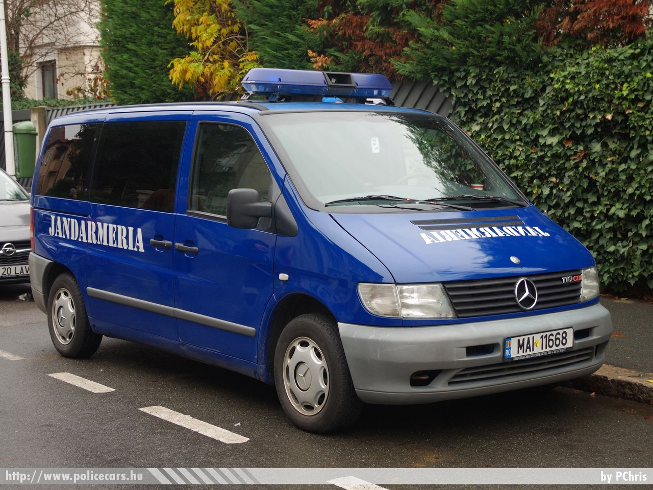 Mercedes Vito 110CDI, fotó: PChris
Keywords: jandarmeria rendőr rendőrautó rendőrség román Románia csendőrség 