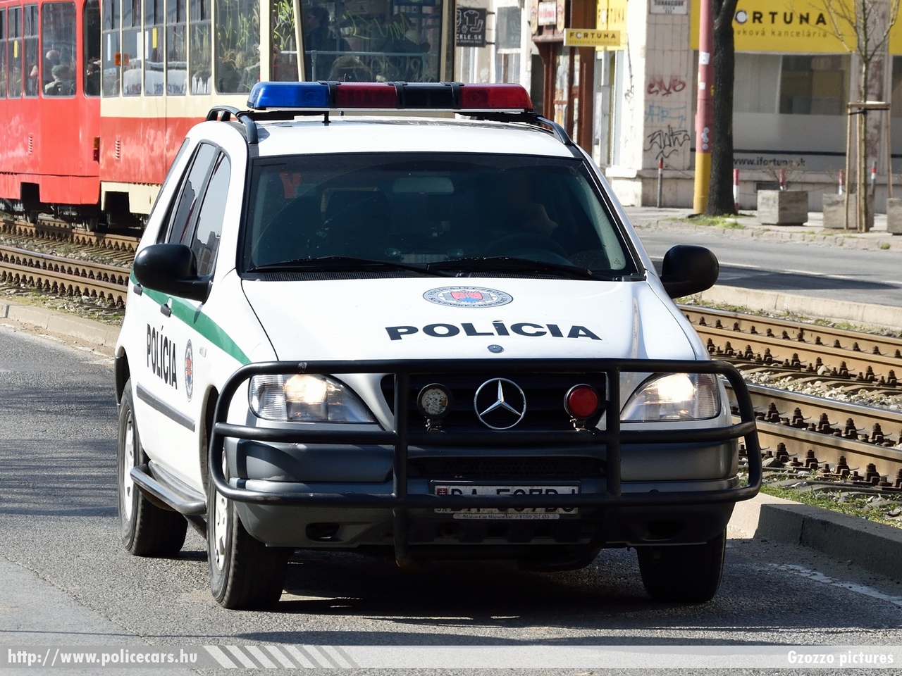 Mercedes ML, fotó: Gzozzo pictures
Keywords: szlovák Szlovákia rendőr rendőrautó rendőrség police policecar Slovakia slovakian BA-537DJ