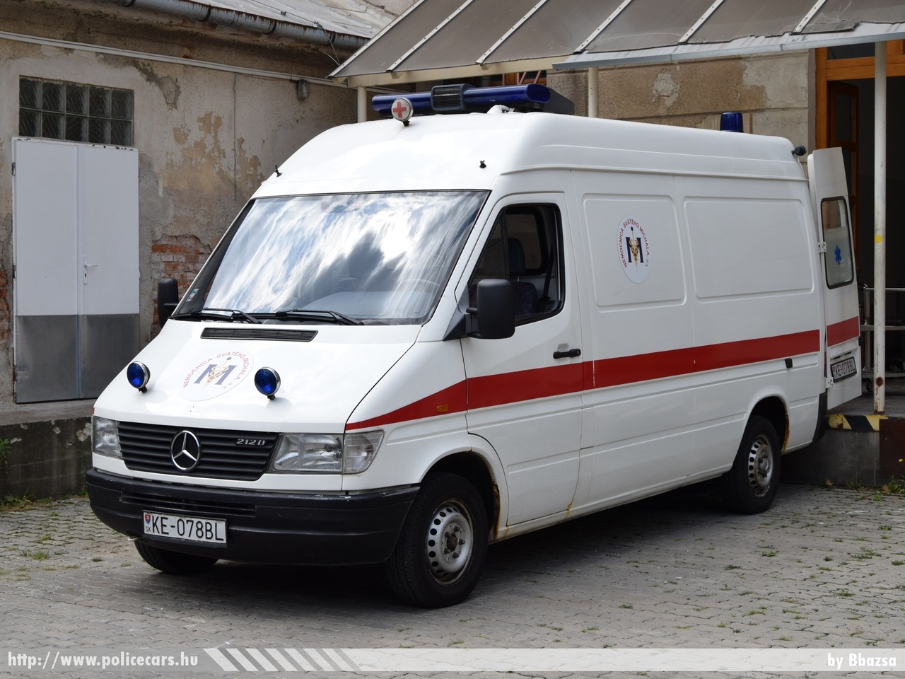 Mercedes Sprinter, fotó: Bbazsa
Keywords: szlovák Szlovákia mentő mentőautó Slovakia slovakian ambulance
