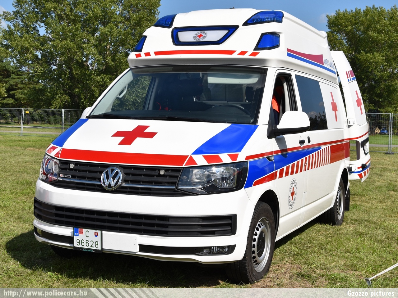 Volkswagen Transporter T5 facelift, Slovensky Cervený Kríz, fotó: Gzozzo pictures
Keywords: szlovák Szlovákia mentő mentőautó Slovakia slovakian ambulance