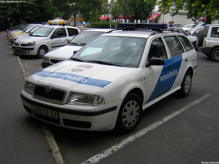Skoda Octavia, fotó: Gzozzo pictures

Keywords: rendőrautó rendőrség rendőr magyar Magyarország RB72-57 Hungary hungarian police policecar