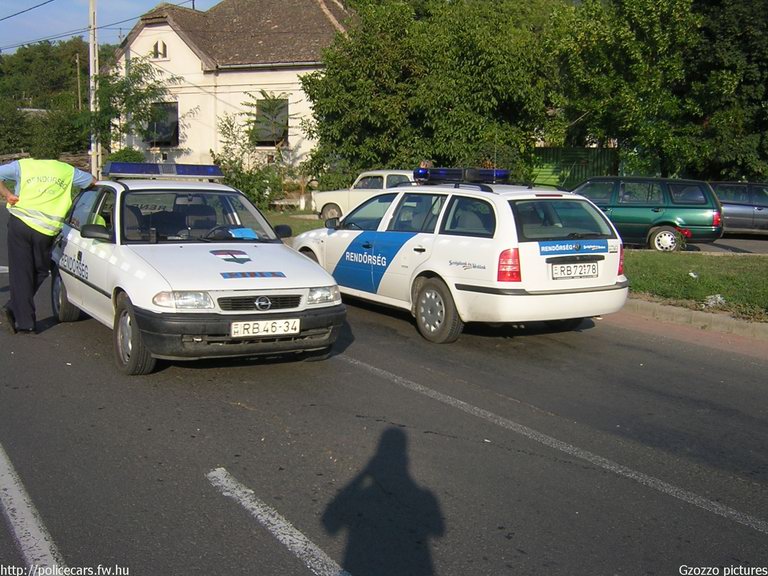 Skoda Octavia, Opel Astra, fotó: Gzozzo pictures
Keywords: rendőrautó rendőrség rendőr magyar Magyarország RB72-78 RB46-34 Hungary hungarian police policecar