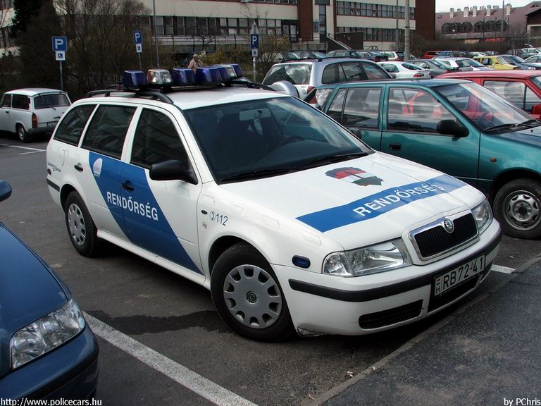 Skoda Octavia, fotó: PChris
Keywords: rendőrautó rendőrség rendőr magyar Magyarország RB72-41 Hungary hungarian police policecar