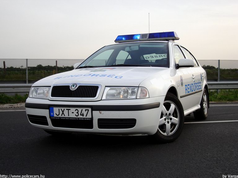Skoda Octavia, fotó: Varga
Keywords: rendőrautó rendőrség rendőr magyar Magyarország JXT-347 Hungary hungarian police policecar