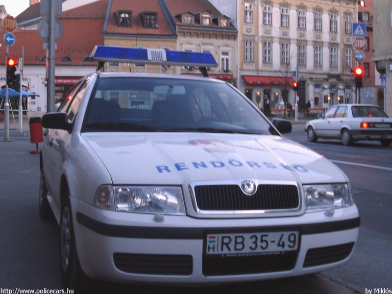 Skoda Octavia, fotó: Miklós
Keywords: rendőrautó rendőrség rendőr magyar Magyarország RB35-49 Hungary hungarian police policecar