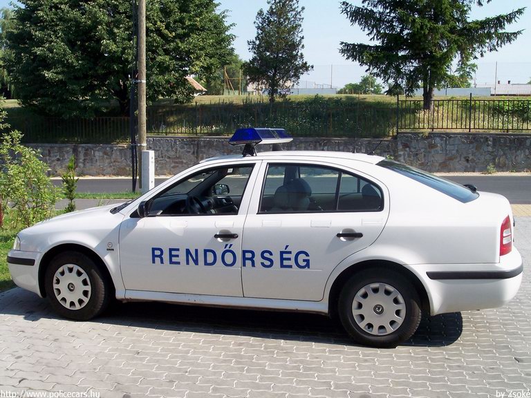Skoda Octavia, fotó: Zsoké
Keywords: rendőrautó rendőrség rendőr magyar Magyarország RB35-49 Hungary hungarian police policecar