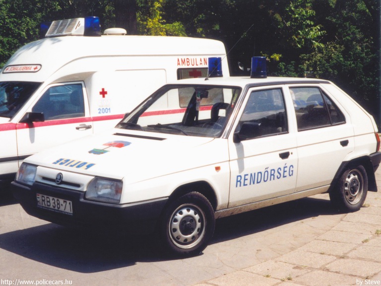 Skoda Favorit, fotó: Steve
Keywords: rendőr rendőrautó rendőrség magyar Magyarország R38-71 Hungary hungarian police policecar