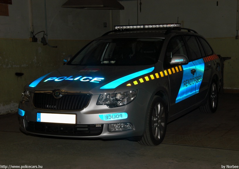 Skoda Superb, fotó: Norbee
Keywords: rendőr rendőrautó rendőrség magyar Magyarország Hungary hungarian police policecar