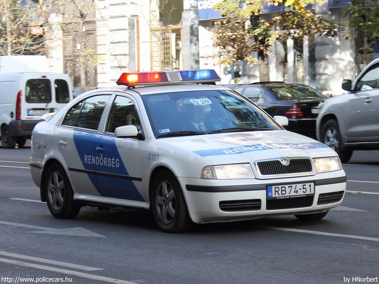 Skoda Octavia 1.8T, fotó: HNorbert
Keywords: rendőrség rendőr rendőrautó magyar Magyarország RB74-51 Hungary hungarian police policecar
