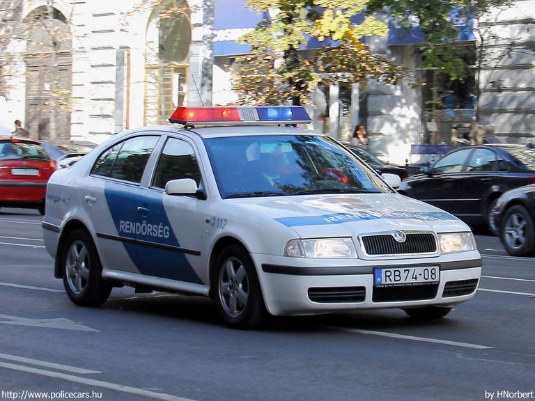 Skoda Octavia 1.8T, fotó: HNorbert
Keywords: rendőrség rendőr rendőrautó magyar Magyarország RB74-08 Hungary hungarian police policecar