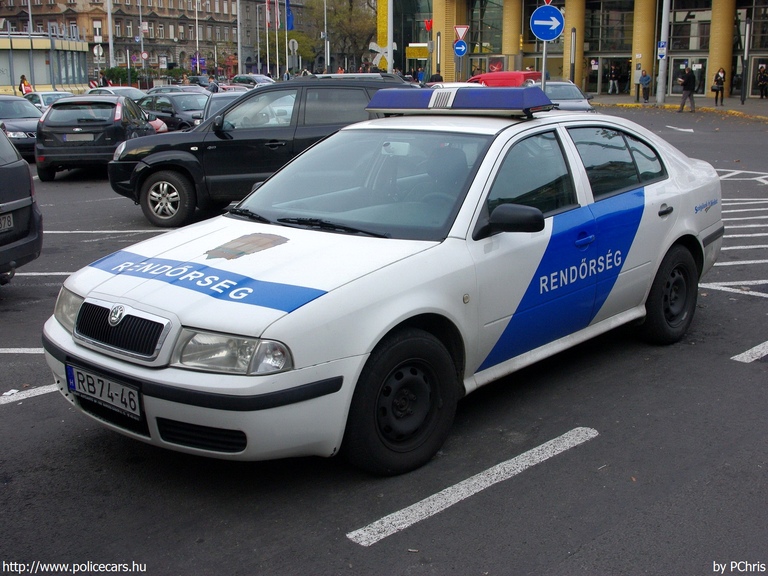 Skoda Octavia, fotó: PChris
Keywords: rendőr rendőrautó rendőrség magyar Magyarország RB74-46 Hungary hungarian police policecar
