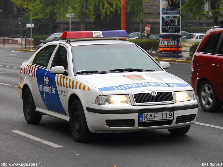 Skoda Octavia, fotó: HNorbert
Keywords: rendőr rendőrautó rendőrség magyar Magyarország KAF-119 Hungary hungarian police policecar
