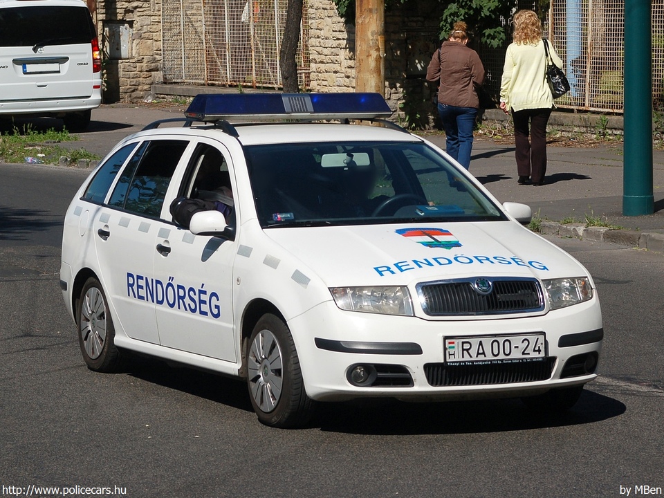 Skoda Fabia, fotó: MBen
Keywords: rendőr rendőrautó rendőrség magyar Magyarország RA00-24 Hungary hungarian police policecar