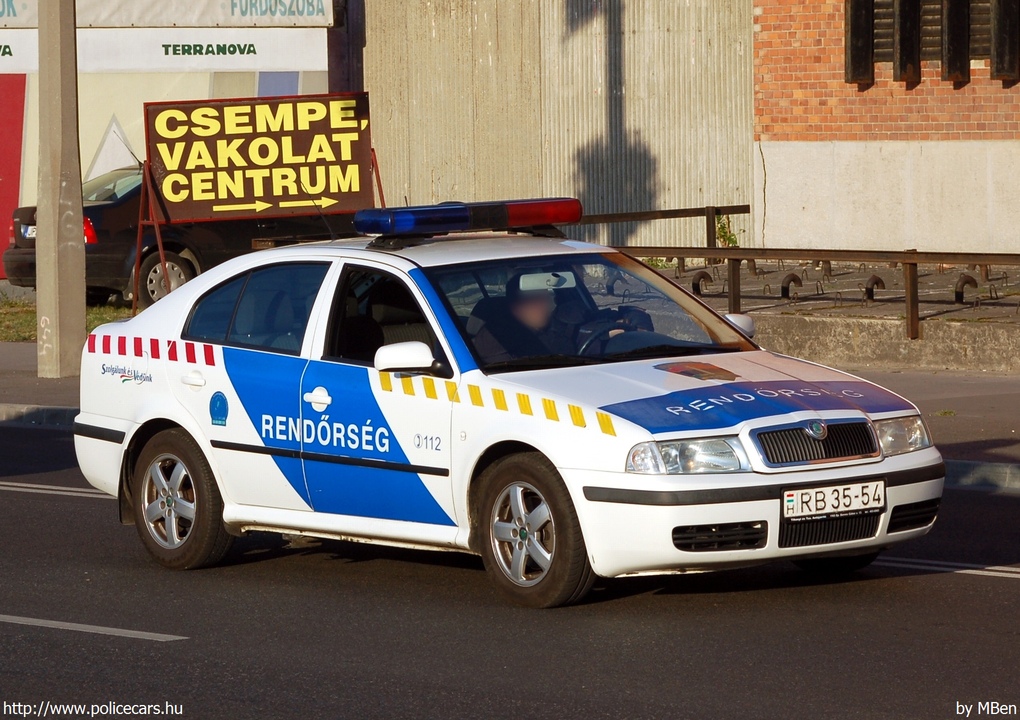 Skoda Octavia, fotó: MBen
Keywords: rendőr rendőrautó rendőrség magyar Magyarország RB35-54 Hungary hungarian police policecar