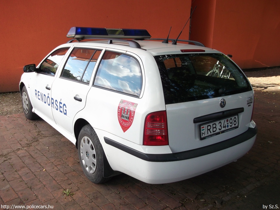 Skoda Octavia Tour, fotó: Sz.S.
Keywords: rendőr rendőrautó rendőrség magyar Magyarország Hungary hungarian police policecar rb34-98