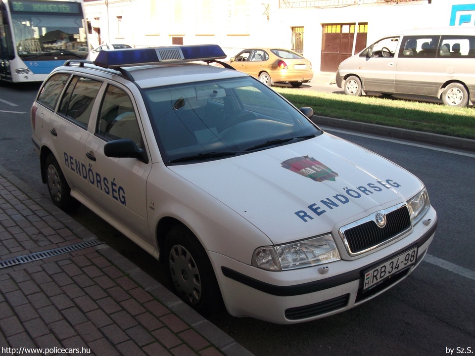 Skoda Octavia Tour, fotó: Sz.S.
Keywords: rendőr rendőrautó rendőrség magyar Magyarország Hungary hungarian police policecar rb34-98