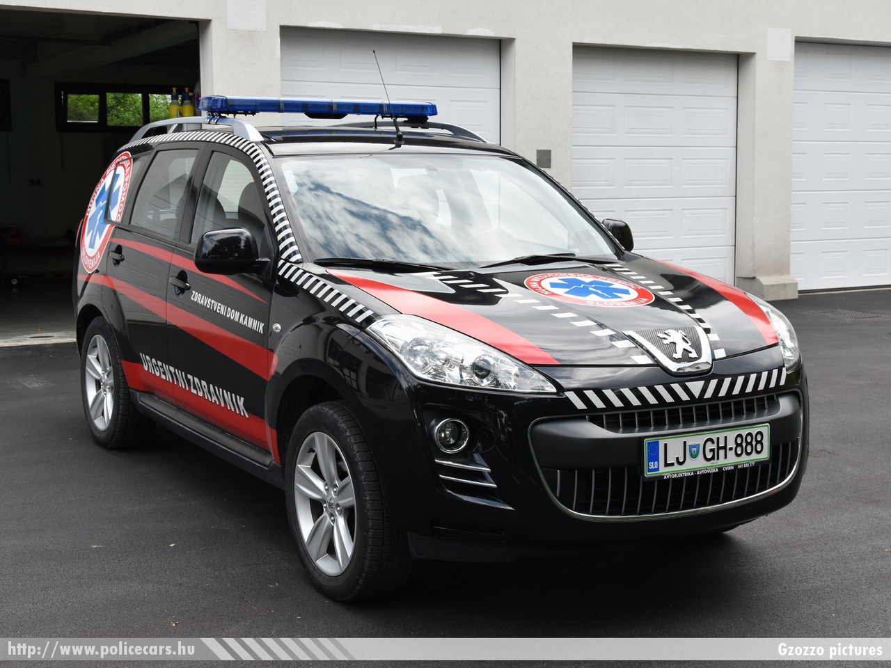 Peugeot 4007, Kamnik, fotó: Gzozzo pictures
Keywords: szlovén Szlovénia mentő mentőautó Slovenia slovenian ambulance