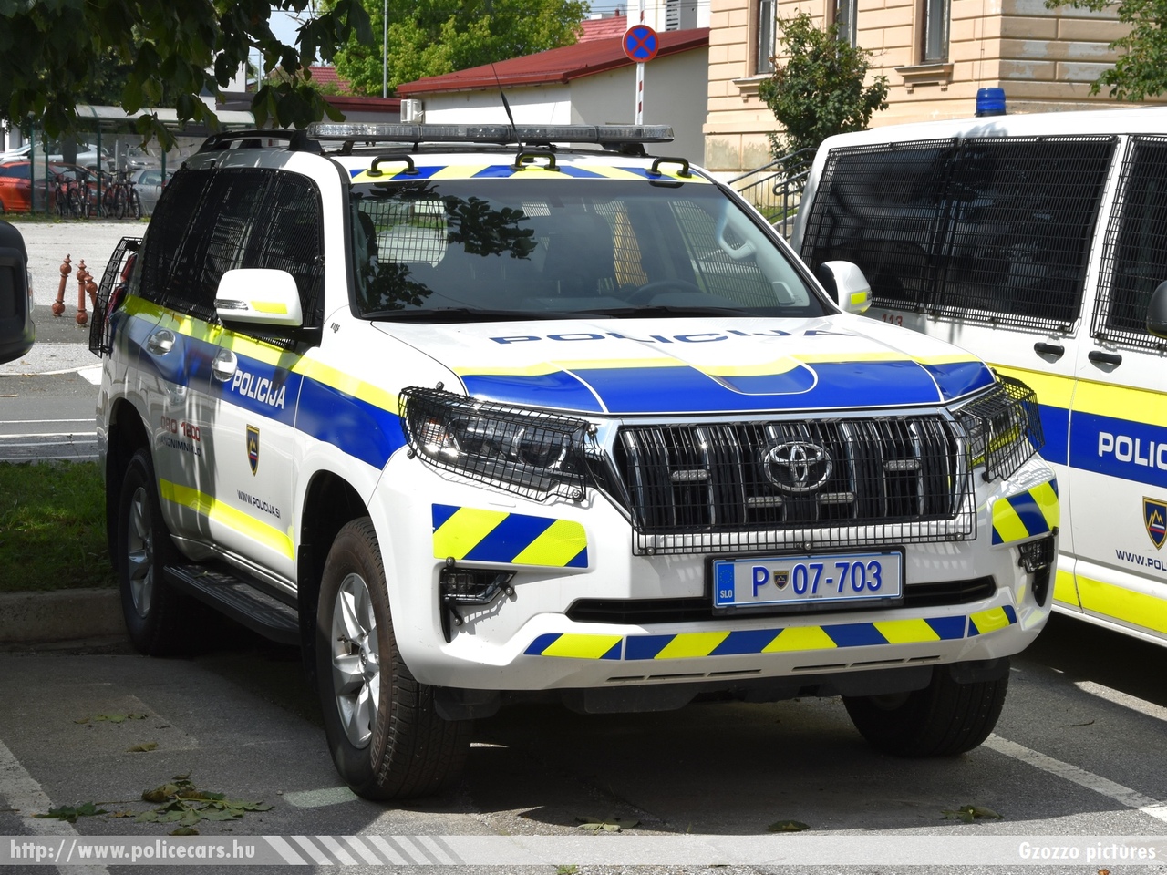 Toyota Land Cruiser, fotó: Gzozzo pictures
Keywords: szlovén Szlovénia rendőr rendőrautó rendőrség police policecar Slovenia slovenian policija