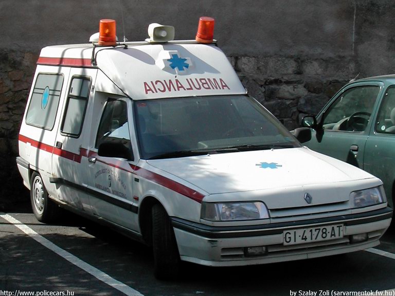 Renault 21, fotó: Szalay Zoli ([url]sarvarmentok.fw.hu[/url])
Keywords: mentő mentőautó spanyol Spanyolország