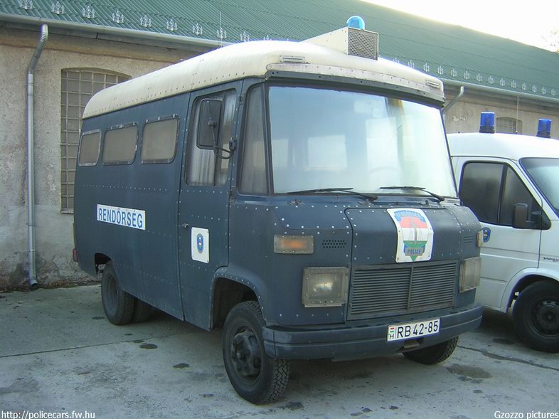 Mercedes L 407 D, fotó: Gzozzo pictures
Keywords: rendőrség rendőr rendőrautó magyar Magyarország RB42-85 hungarian Hungary police policecar