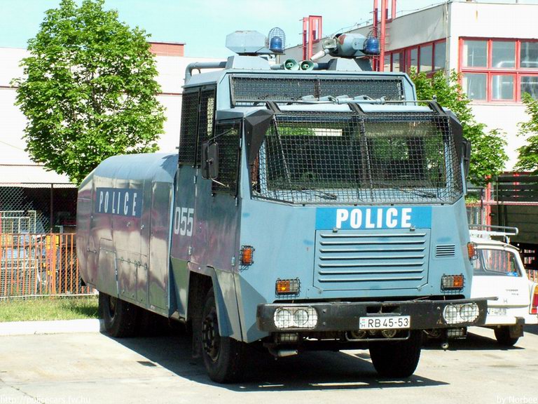 Jelcz 420 Hydromil II.A 3-515 vízágyú, fotó: Norbee
Keywords: rendőrség rendőr rendőrautó magyar Magyarország RB45-53 hungarian Hungary police policecar