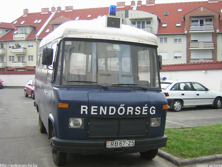 Mercedes L 407 D, fotó: Gzozzo pictures
Keywords: rendőrség rendőr rendőrautó magyar Magyarország RB67-25 hungarian Hungary police policecar