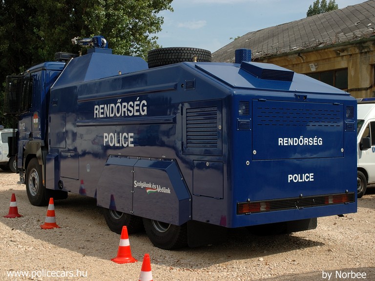 Mercedes-Benz 3341 Actros vízágyú, fotó: Norbee
Keywords: rendőrség rendőr rendőrautó magyar Magyarország hungarian Hungary police policecar