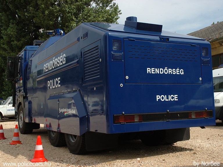 Mercedes-Benz 3341 Actros vízágyú, fotó: Norbee
Keywords: rendőrség rendőr rendőrautó magyar Magyarország hungarian Hungary police policecar