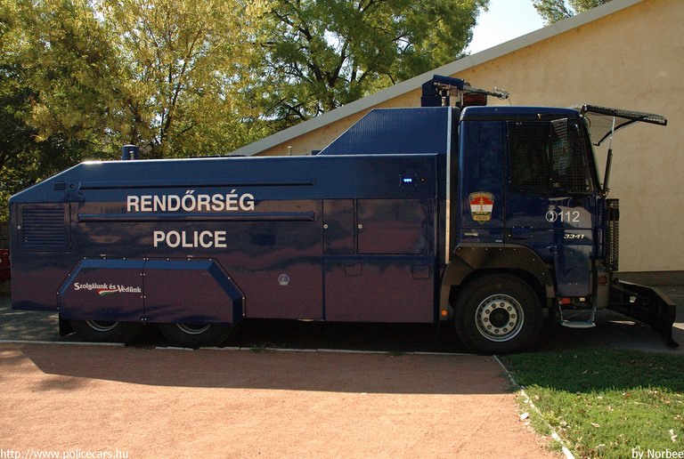 Mercedes-Benz 3341 Actros vízágyú, fotó: Norbee
Keywords: rendőrség rendőr rendőrautó magyar Magyarország KUM-741 hungarian Hungary police policecar