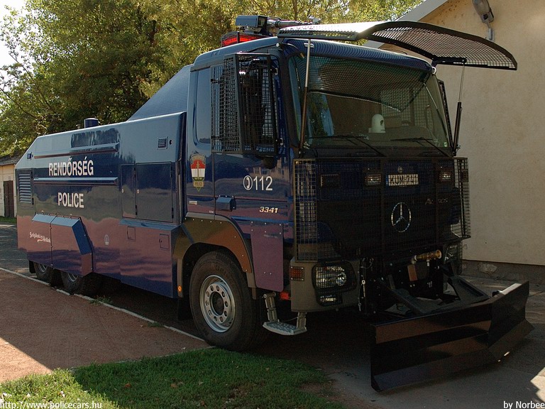 Mercedes-Benz 3341 Actros vízágyú, fotó: Norbee
Keywords: rendőrség rendőr rendőrautó magyar Magyarország KUM-741 hungarian Hungary police policecar