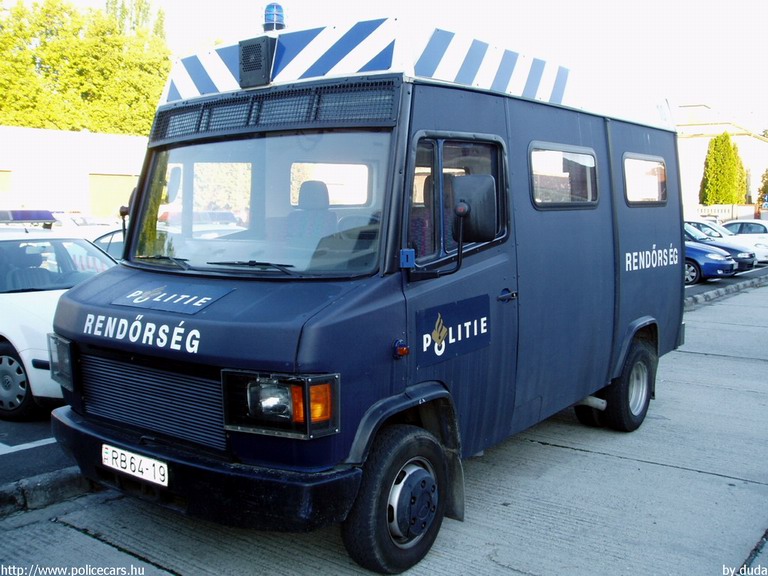 Mercedes-Benz Vario 614D, fotó: duda
Keywords: rendőr rendőrség rendőrautó magyar Magyarország RB64-19 hungarian Hungary police policecar