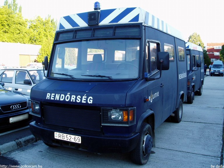 Mercedes-Benz Vario 614D, fotó: duda
Keywords: rendőr rendőrség rendőrautó magyar Magyarország RB52-69 hungarian Hungary police policecar