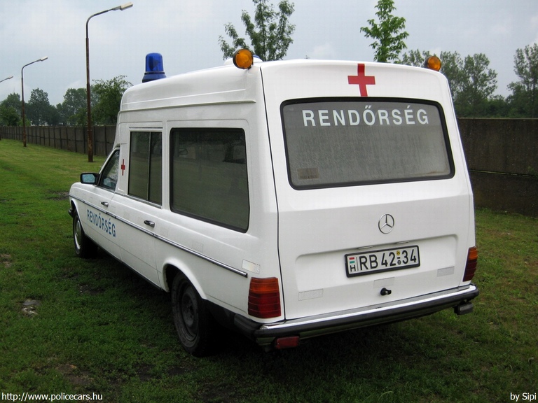 Mercedes W123 Binz, fotó: Sipi
Keywords: rendőr rendőrautó rendőrség magyar Magyarország RB42-34 mentő mentőautó hungarian Hungary police policecar