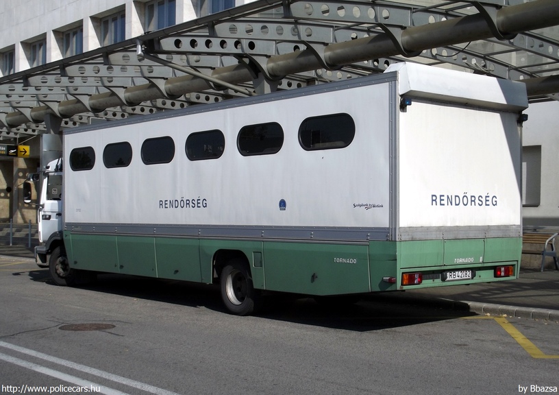 Renault Midliner M-210 Tornádó, fotó: Bbazsa
Keywords: rendőrautó rendőrség rendőr magyar Magyarország RB42-82 hungarian Hungary police policecar