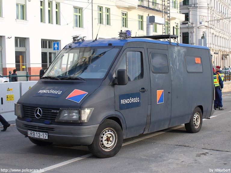 Mercedes-Benz Sprinter 312D, fotó: HNorbert
Keywords: rendőrautó rendőrség rendőr magyar Magyarország RB12-17 hungarian Hungary police policecar