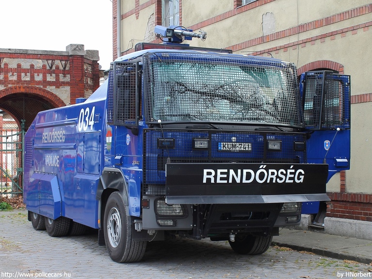 Mercedes-Benz Actros 3341 vízágyú, fotó: HNorbert
Keywords: rendőrautó rendőrség rendőr magyar Magyarország KUM-741 hungarian Hungary police policecar