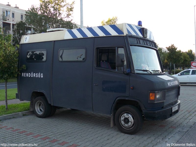 Mercedes-Benz Vario 614D, fotó: Döbrentei Balázs
Keywords: rendőrautó rendőrség rendőr magyar Magyarország RB64-19 hungarian Hungary police policecar