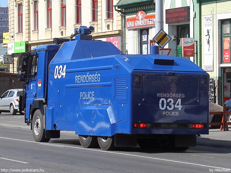 Mercedes-Benz Actros 3341 vízágyú, fotó: HNorbert
Keywords: rendőrautó rendőrség rendőr magyar Magyarország KUM-741 hungarian Hungary police policecar