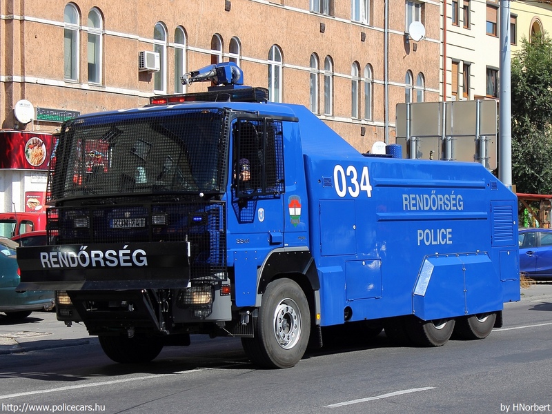 Mercedes-Benz Actros 3341 vízágyú, fotó: HNorbert
Keywords: rendőrautó rendőrség rendőr magyar Magyarország KUM-741 hungarian Hungary police policecar