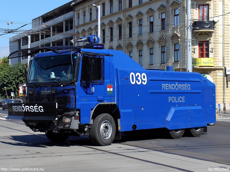 Mercedes-Benz Actros 3341 vízágyú, fotó: HNorbert
Keywords: rendőrautó rendőrség rendőr magyar Magyarország KUM-740 hungarian Hungary police policecar