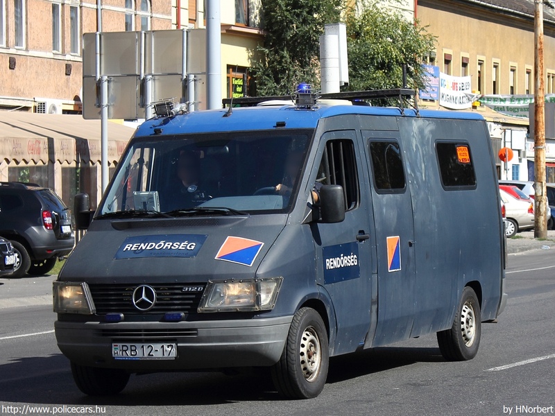 Mercedes-Benz Sprinter 312D, fotó: HNorbert
Keywords: rendőrautó rendőrség rendőr magyar Magyarország RB12-17 hungarian Hungary police policecar