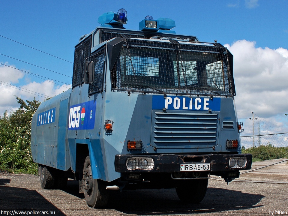 Jelcz 420 Hydromil II.A 3-515 vízágyú, fotó: MBen
Keywords: rendőrség rendőr rendőrautó magyar Magyarország RB45-53 hungarian Hungary police policecar