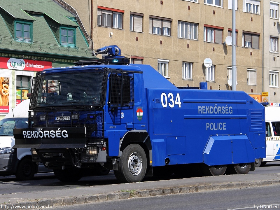 Mercedes-Benz Actros 3341 vízágyú, fotó: HNorbert
Keywords: rendőrség rendőr rendőrautó magyar Magyarország hungarian Hungary police policecar KUM-741